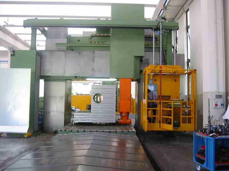 Sgrossatura e superfinitura di un basamento per centro di lavoro a 5 assi